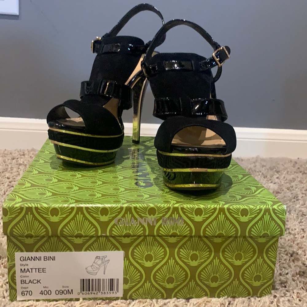 Gianni Bini black and gold platform heels. Size 9 with original box